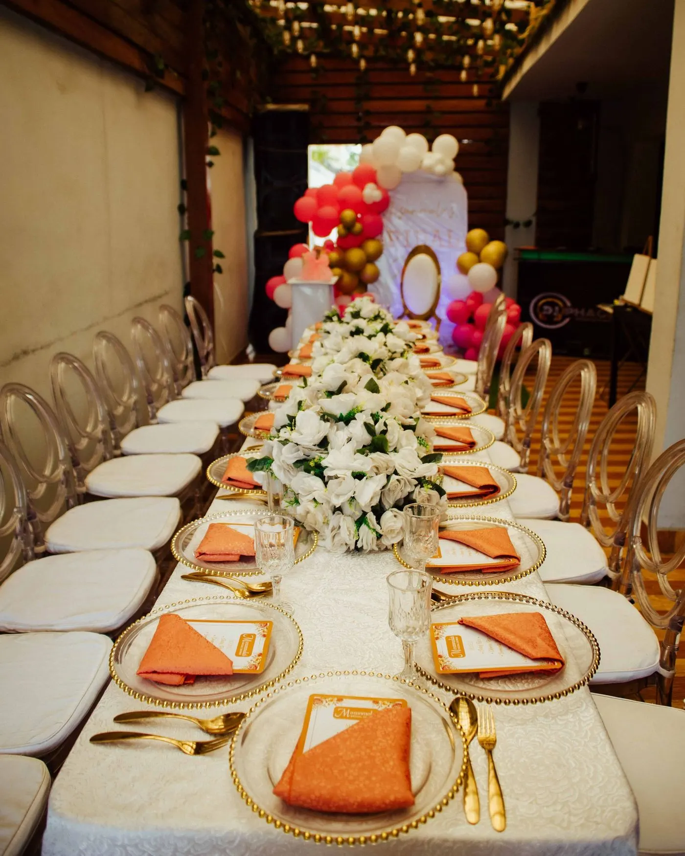 Longue table de banquet décorée de fleurs pour une réception